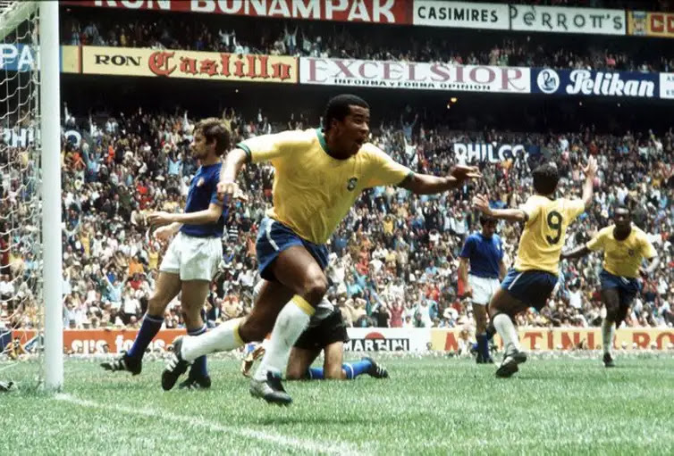 Fifa/Acervo CBF/Direitos reservados Jairzinho comemora após gol na vitória do Brasil sobre a Itália, na final da Copa do Mundo de 1970