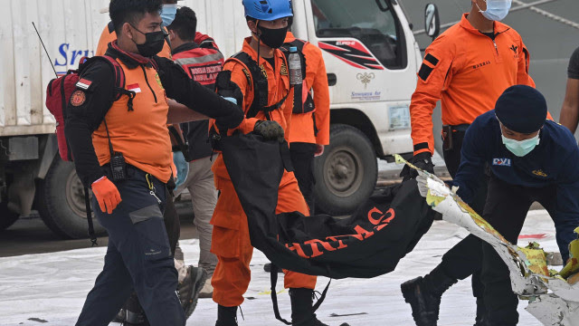 Indonésia encontra caixas-pretas de avião que caiu com 62 a bordo