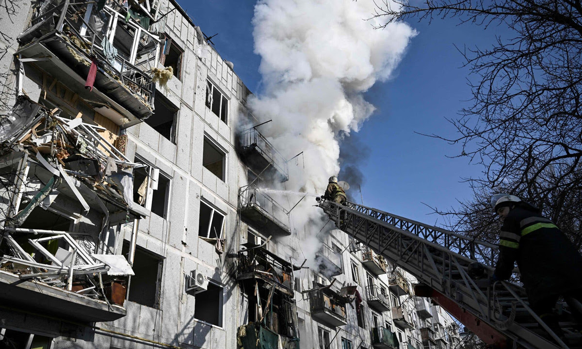 Một tòa nhà bị tấn công ở thị trấn Chuguiv, miền đông Ukraine hôm nay. Ảnh: AFP.