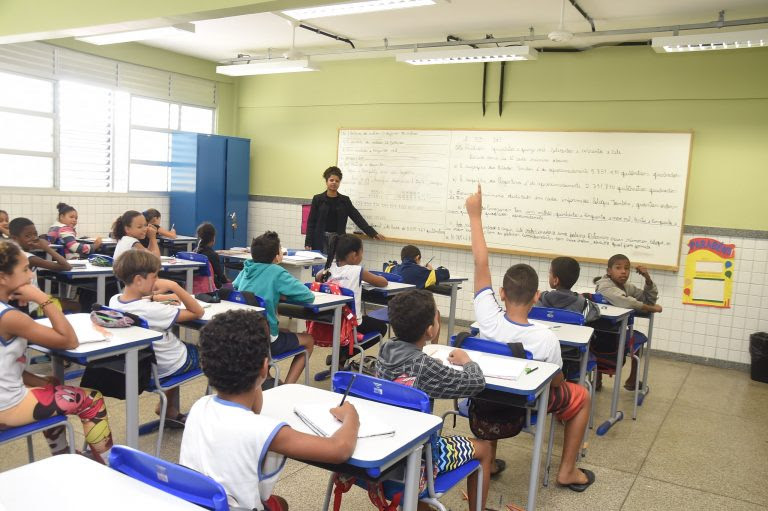 Professor da aula para uma sala cheia de estudantes