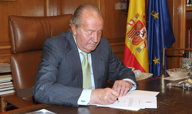 El Rey Don Juan Carlos ha firmando hoy el documento de su abdicación que, posteriormente, ha entregado al presidente del Gobierno, Mariano Rajoy, en el Palacio de la Zarzuela. EFE/Casa de S. M. el Rey