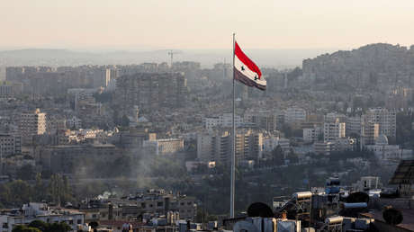 Una bandera de Siria ondea en el centro de Damasco, 15 de septiembre de 2018.
