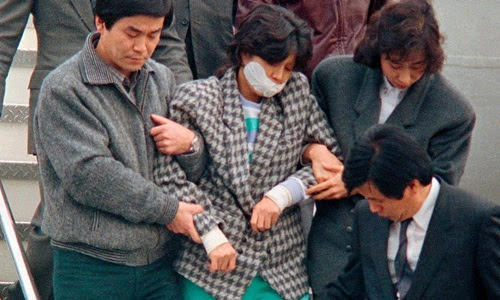 Kim Hyon-hui sau khi bị dẫn độ về Hàn Quốc năm 1988. Ảnh: AP.