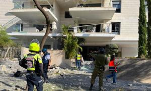 Израильские спасатели помогают пострадавшим в результате нападения ХАМАС. 