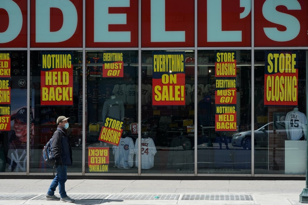 Un hombre pasa frente a una tienda cerrada por la crisis económica originada por la pandemia del coronavirus, en la ciudad de Nueva York. REUTERS / Bryan R Herrero