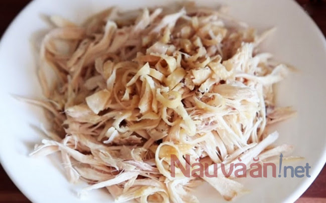 sau khi ngâm gà vào nước lanh, để ráo nước thì xé gà thành sợi