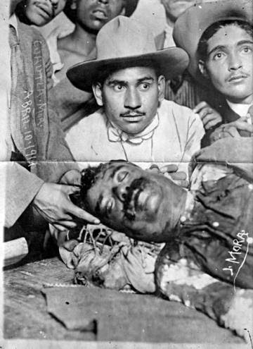 El cadáver de Emiliano Zapata, exhibido tras su asesinato el 10 de abril de 1919. El cadáver de Emiliano Zapata, exhibido tras su asesinato el 10 de abril de 1919.