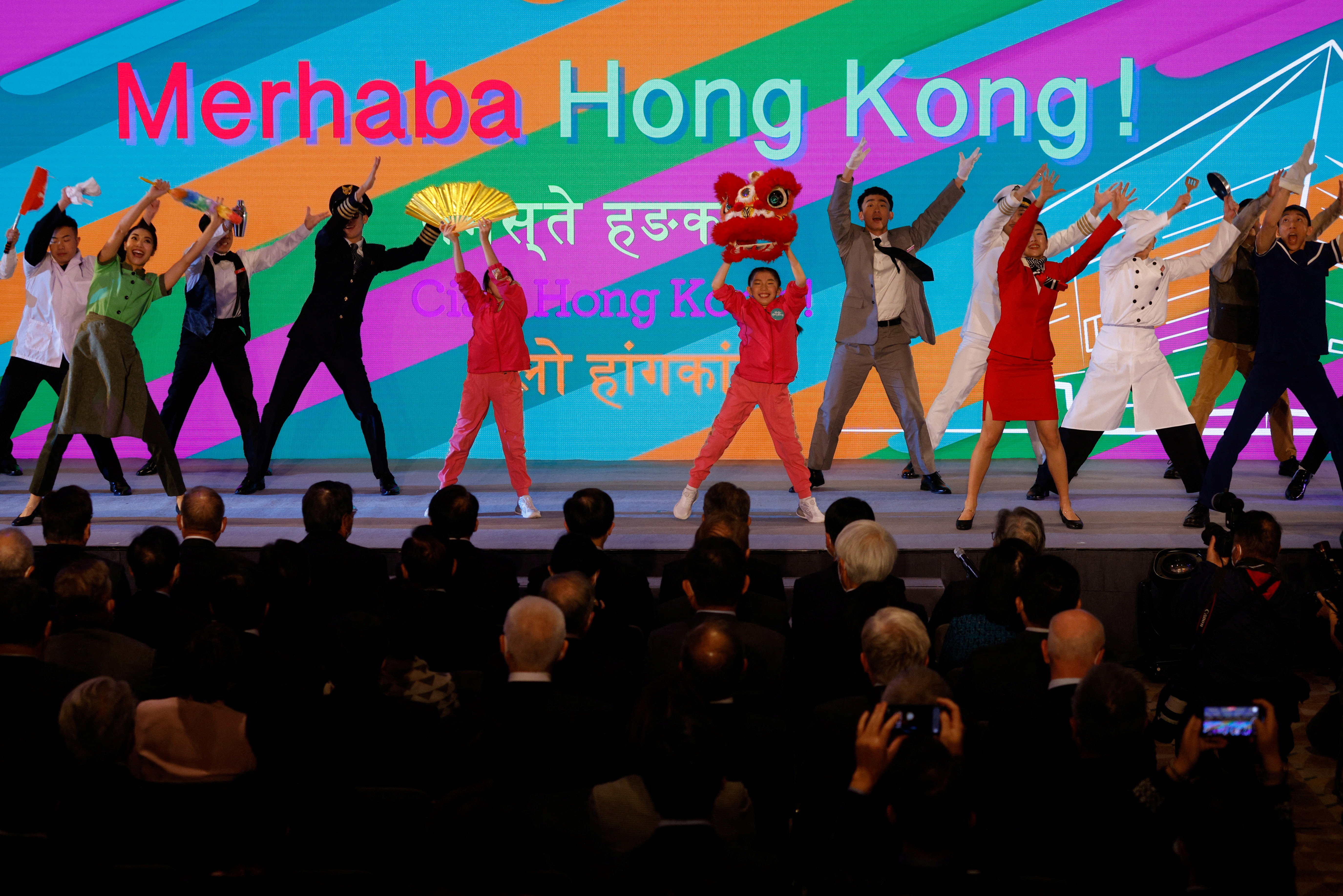 Artistas bailan durante la campaña Hello Hong Kong para promover el turismo de la ciudad en Hong Kong, China 2 de febrero de 2023. REUTERS/Tyrone Siu