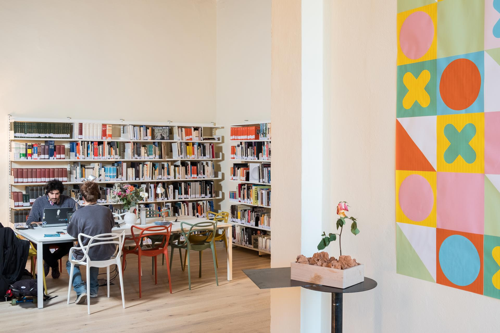 Biblioteca di design “Bruno Munari”, ISIA Design & Comunicazione, Palazzo Mazzolani, Faenza. Courtesy ISIA Faenza Design & Comunicazione. Photo © Marco Piffari. Biblioteca di design “Bruno Munari”, ISIA Design & Comunicazione, Palazzo Mazzolani, Faenza. Courtesy ISIA Faenza Design & Comunicazione. Photo © Marco Piffari.