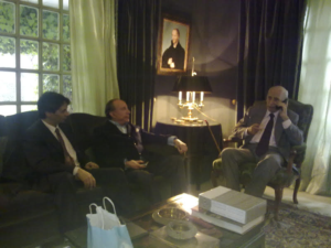 El autor con Ruiz Mateos, en una reunión. /Foto: archivo personal del autor.