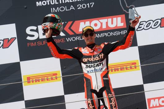 Chaz Davies sul podio di Gara 2 del WorldSBK