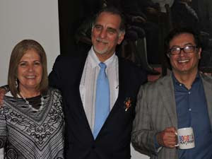 El Alcalde Mayor de Bogotá, Gustavo Petro, condecoró con la Orden Civil al Mérito, Ciudad de Bogotá, en el grado de Gran Oficial, al Héroe de la República de Cuba Rene González. A su lado la esposa de René, Olga Salanueva. Foto PL El Alcalde Mayor de Bogotá, Gustavo Petro, condecoró con la Orden Civil al Mérito, Ciudad de Bogotá, en el grado de Gran Oficial, al Héroe de la República de Cuba Rene González. A su lado la esposa de René, Olga Salanueva. Foto PL