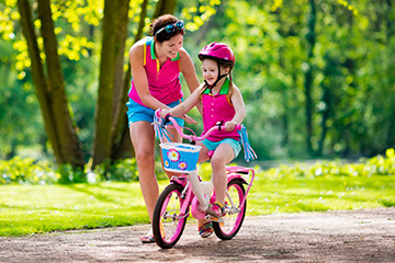 Aprender a montar en bicicleta: cómo enseñar a un niño en cuatro sencillos pasos