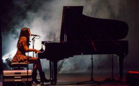 Fotografía de Rebeca Jiménez interpretando el piano / © Alberto Ladero.