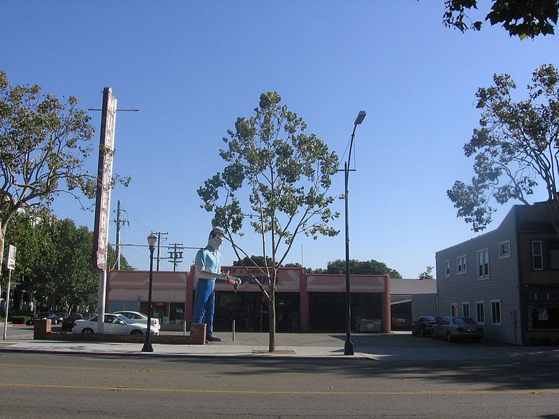File:Babes and Lightning muffler man 0947.JPG