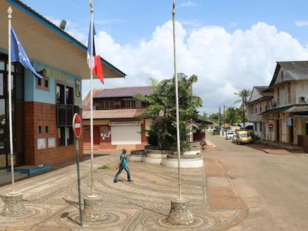 Do lado da Guiana Francesa, fica o povoado de St. Georges (Foto: BBC) Do lado da Guiana Francesa, fica o povoado de St. Georges (Foto: BBC)