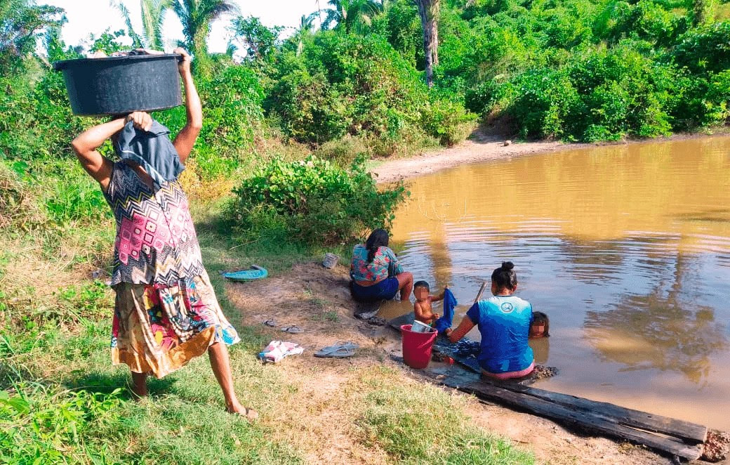 A imagem mostra a lagoa, nica fonte de gua na aldeia Aruana.