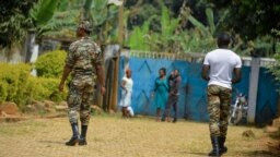 Des soldats patrouillent à Bafut, après que le toit du dortoir d'une école a été incendié pendant la nuit du 15 novembre 2017, dans la région anglophone du nord-ouest du Cameroun.