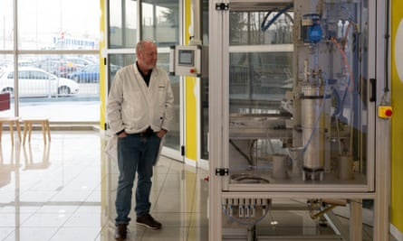 Patxi Larumbe looks at a 3D machine