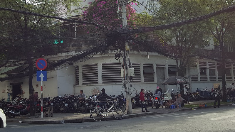 Doanh nghiệp này đang quản lý và sử dụng 6 khu đất có diện tích khá lớn tại các vị trí “vàng” ở quận trung tâm, đều nằm ở những giao lộ của một vài tuyến đường lớn.