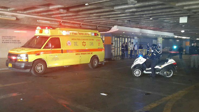 The wounded are evacuated (Photo: Kobi Nachshoni) The wounded are evacuated (Photo: Kobi Nachshoni)
