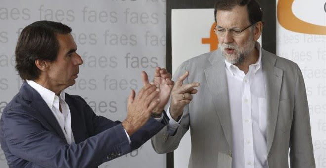 El presidente del Gobierno y del PP, Mariano Rajoy (d), junto al presidente de honor del PP y presidente de FAES, José María Aznar (i), durante la clausura del campus de verano organizado por esta fundación.- EFE/Sergio Barrenechea