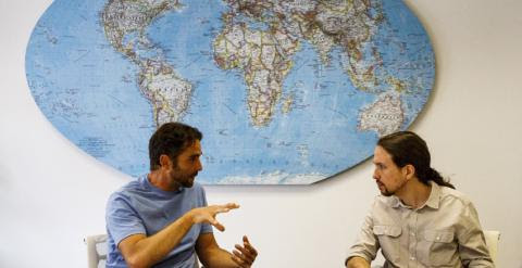 El informático Hervé Falciani y el secretario general de Podemos, Pablo Iglesias. REUTERS