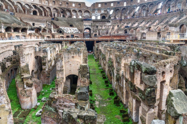 Đấu trường La Mã, Italia: Đấu trường ở thành phố Rome có một tầng hầm bí mật được sử dụng làm nơi nhốt động vật và chỗ ở dành cho các đấu sĩ. Nơi đây cũng có các đường hầm kết nổi với các tòa nhà xung quanh. Ngày nay, du khách chỉ có thể khám phá tầng hầm thông qua các công ty du lịch được cấp phép.