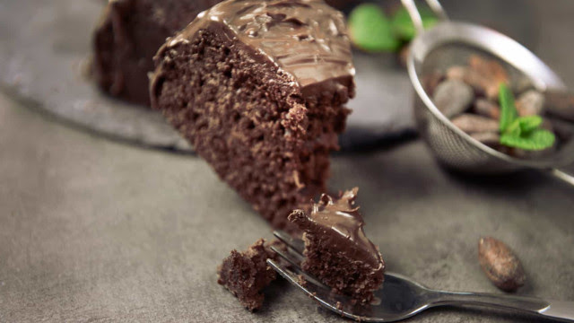 Prepare um bolo de chocolate cremoso e deixe a semana mais gostosa