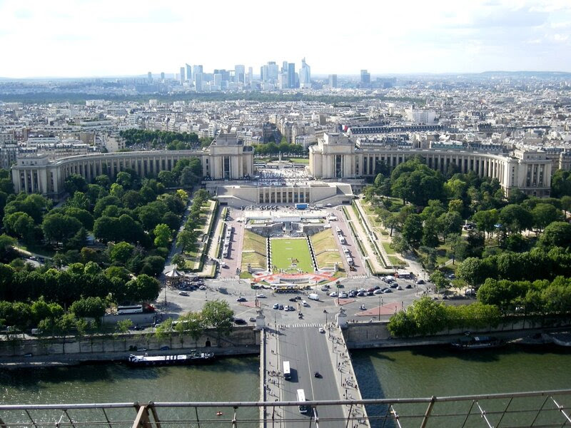 Париж. Вид на дворец Шайо, вдали район Дефанс
