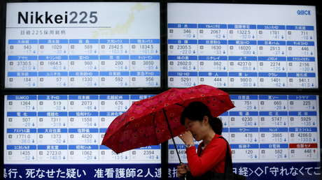 Un tablero electrónico que muestra el índice Nikkei 225 frente a una correduría en Tokio, Japón, el 8 de julio de 2015.
