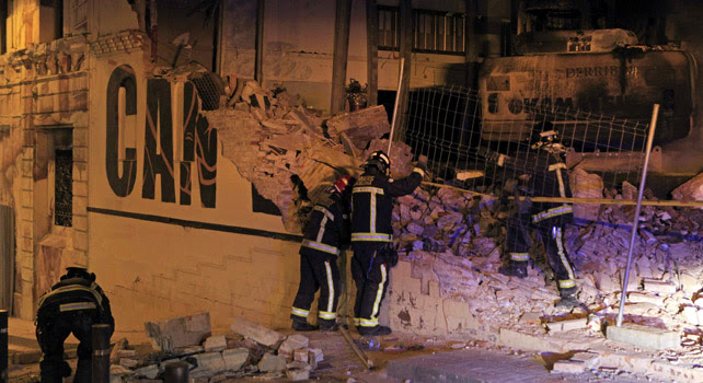 Bomberos trabajan en lo que fue la casa 'okupada' Can Vies tras los disturbios de la pasada noche.