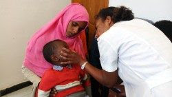 Una religiosa delle Figlie della Carità in una clinica oculistica gestita dalle vincenziane in Etiopia