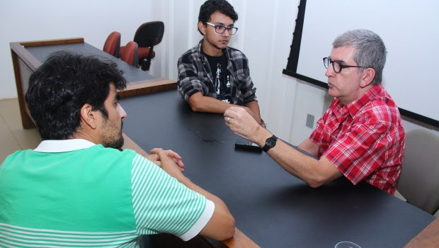 Professor Marcos Bagno falao aos editores Marcos Nunes Carreiro e Elder Dias: “Língua é substantivo coletivo”