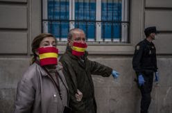 Decenas de manifestantes vuelven a saltarse el confinamiento en Madrid: "Dicen con Franco, pero esto es peor"