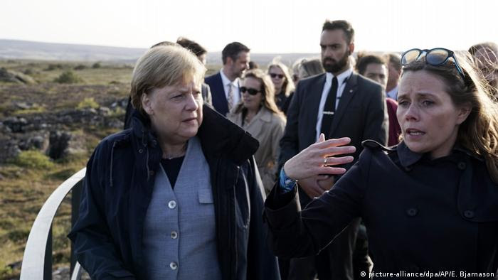 Angela Merkel (esq.) e a líder islandesa Katrin Jakobsdottir visitam um parque nacional na Islândia