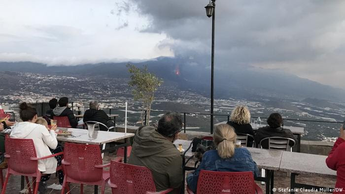 Volcán en La Palma: turistas observan desde un mirador.