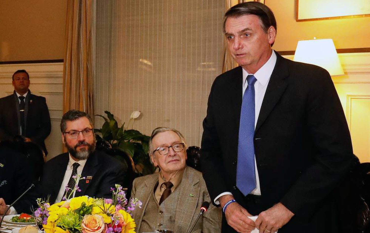Jair Bolsonaro ao lado do ideólogo de extrema direita Olavo de Carvalho e do chanceler Ernesto Araújo, em meados de 2019.