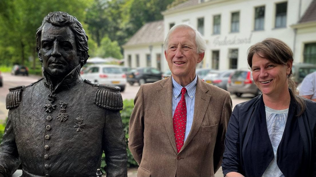 Johannes van den Bosch in het brons met daarnaast nazaat Otto van den Bosch en kunstenaar Herma Schellingerhoudt