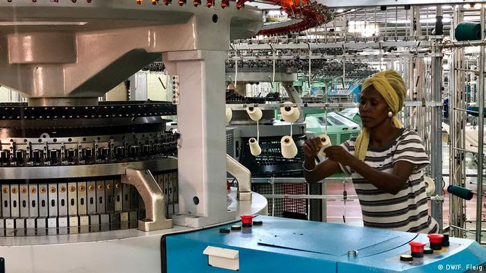 Costureira em fábrica têxteis na Etiópia