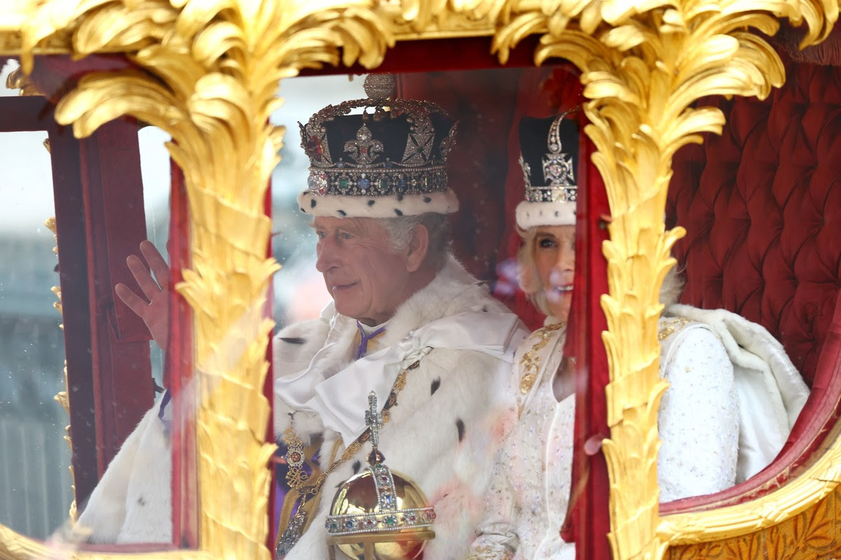 Vua Charles và Nữ hoàng Camilla của Anh đi từ Tu viện Westminster trên chiếc xe Gold State Coach, sau lễ đăng quang của họ, ở London, Anh, ngày 6 tháng 5 năm 2023. REUTERS/Lisi Niesner