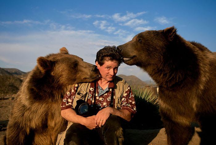 Les photographes animaliers... les animaux sentent leur bienveillance Nature-photographers-2__700