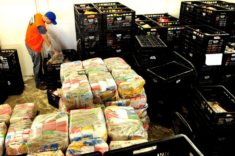 Assistência Social - geral - doações de alimentos combate à fome voluntários voluntariado