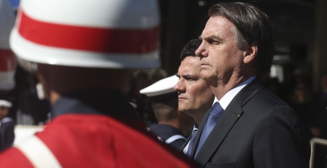 El presidente Jair Bolsonaro –junto al ministro de Justicia y Seguridad Pública, el exjuez Sérgio Moro–, en una conmemoración militar en Brasilia. Rovena Rosa/ Agência Brasil.
