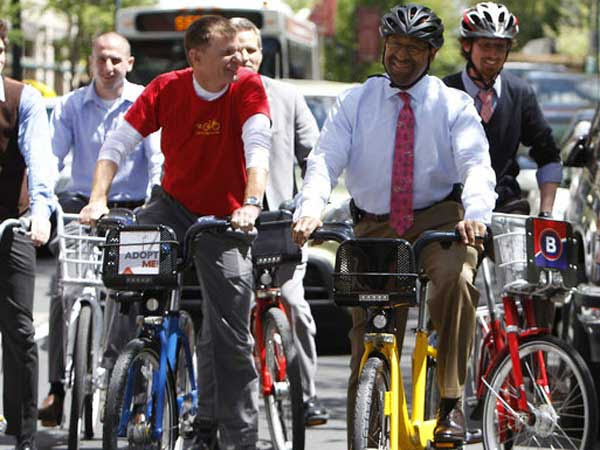 Mayor Nutter takes a bike ride with bike-share vendors around Rittenhouse Square. (DAVID MAIALETTI / STAFF PHOTOGRAPHER)<br />