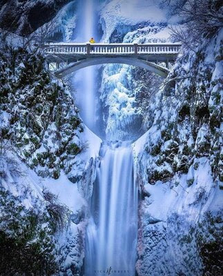 Multnomah-Falls-in-Winter