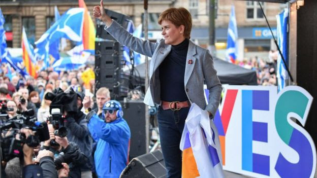 Nicola Sturgeon durante um ato pela independência