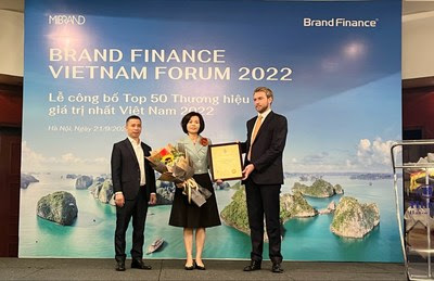 Brand Finance offered Vinamilk’s brand value certificate to the company’s representative Brand Finance offered Vinamilk’s brand value certificate to the company’s representative