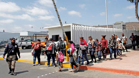 Familias migrantes intentan ingresar a EE.UU. a través de Tijuana, México, el 19 de junio de 2018