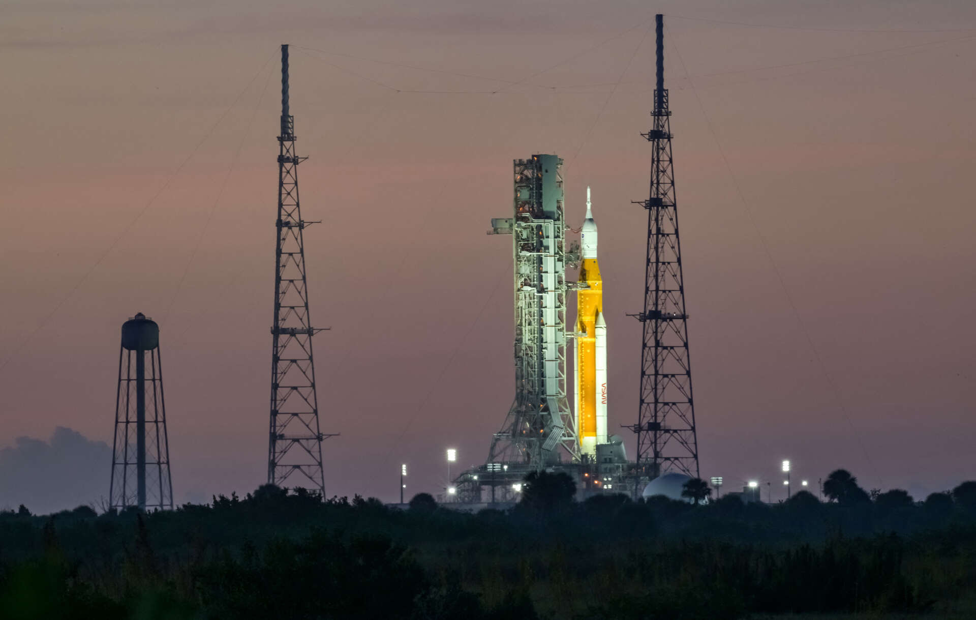 La fusée lunaire de nouvelle génération de la NASA, dans le complexe de lancement, deux jours avant son premier lancement pour la mission Artemis-1 à Cap Canaveral, en Floride (Etats-Unis), le 1er septembre 2022.